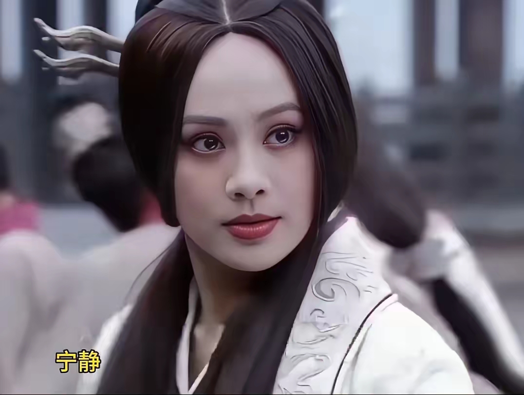两人都很美，都是女人中的姣姣者，很喜欢她们两个
同样年轻的时候，肯定是宁静胜出，那可是绝色。孙俪只是一般漂亮，距离绝色还很遥远。
在孙俪没有出现之前，我会觉得宁静演技一直都在线，孙俪一出现，宁静显得格格不入了