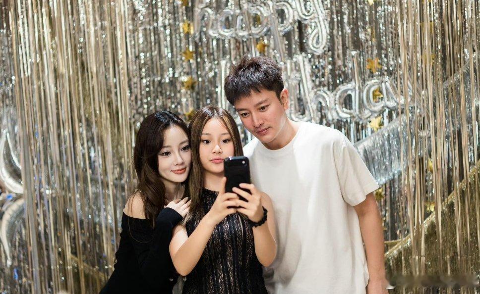 当年《爸爸回来了》里说着“我们白着呢”的小萌娃甜馨迎来14岁生日，父母离婚七年罕见同框拍下全家福，昔日小不点已长成亭亭玉立的少女。  一、14岁生日宴上的核心动态- 父母合体庆生：2026年10月23