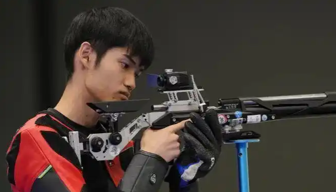 比赛全部结束之后，记者问盛李豪：&34;训练成绩不太好，比赛怎么就那么顺？&34;他想了一会儿，认真答道：&34;可能这次运气好吧。&34;就是这么个人。赢麻了，还在替运气打圆场。21岁，亚运4金王，4枚金牌挂在胸前晒社媒，配文是：&34;见证我的成长，也激励我再接再厉，敢于争先，敢于争第一。&34;干饭哥，是他，也只会是他。
想搞清