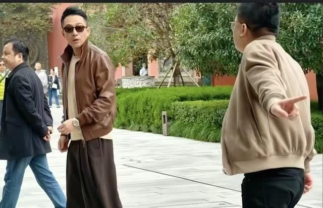我差点没认出穿八万普拉达的小玥儿，抬眸像大S ​