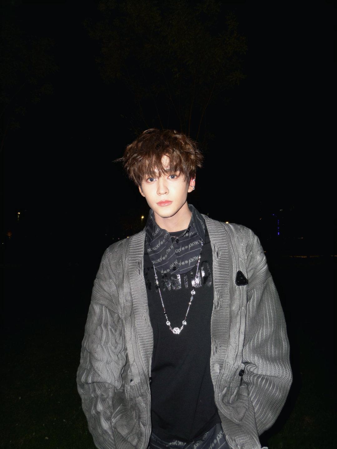 #张卓尔[超话]# 很开心来银川唱歌给大家听[耶]大合唱都听见啦👏晚上有点冷，朋友们都要注意保暖呀，我们下次见[haha]#捕卓每一天#  ​