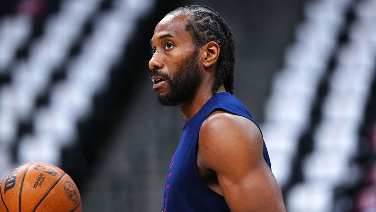 #NBA[超话]#尘埃落定！伦纳德交易正式完成，快船重罚案画上句号

联盟调查处罚尘埃落定，快船与猛龙正式完成伦纳德交易。伦纳德重返多伦多，快船收获英格拉姆、迪克、多个选秀权。

快船因违规规避工资帽被罚3000万、没收5个首轮签，管理层多人禁赛；伦纳德仅罚款70万。鲍尔默发表致歉声明，接受处罚。 ​