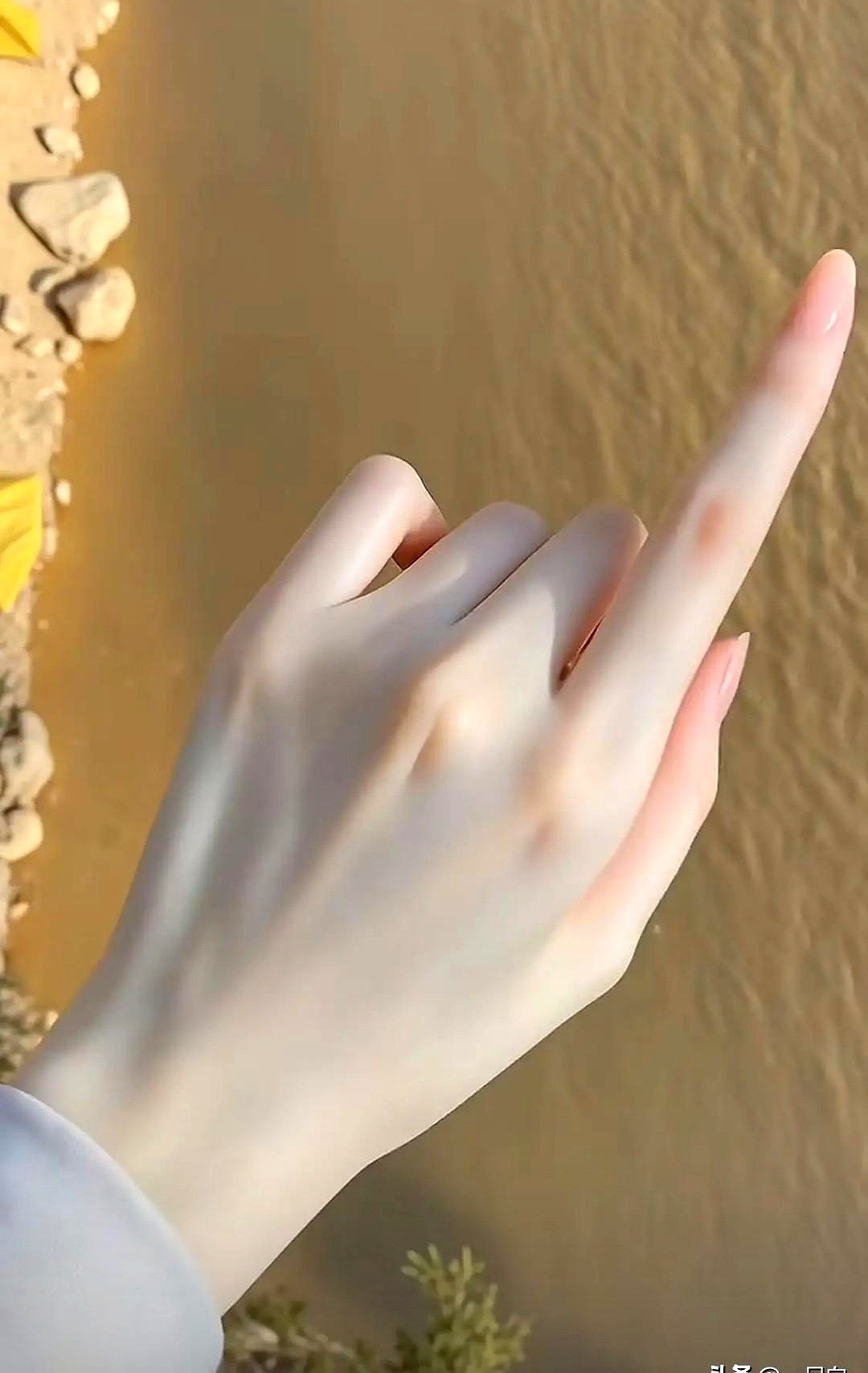 周五夜里十一点多,在广州白云区打到一辆网约车,司机大哥一身反光背心一身...