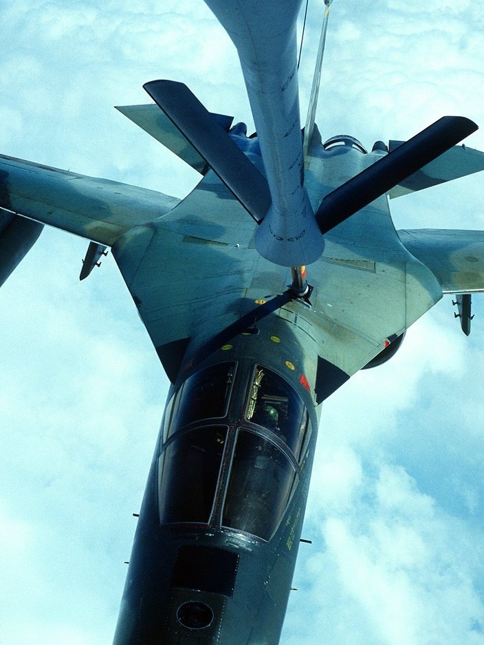 #军事图鉴[超话]# 1982年9月，KC-135A为美国空军FB-111A战略轰炸机加油 ​