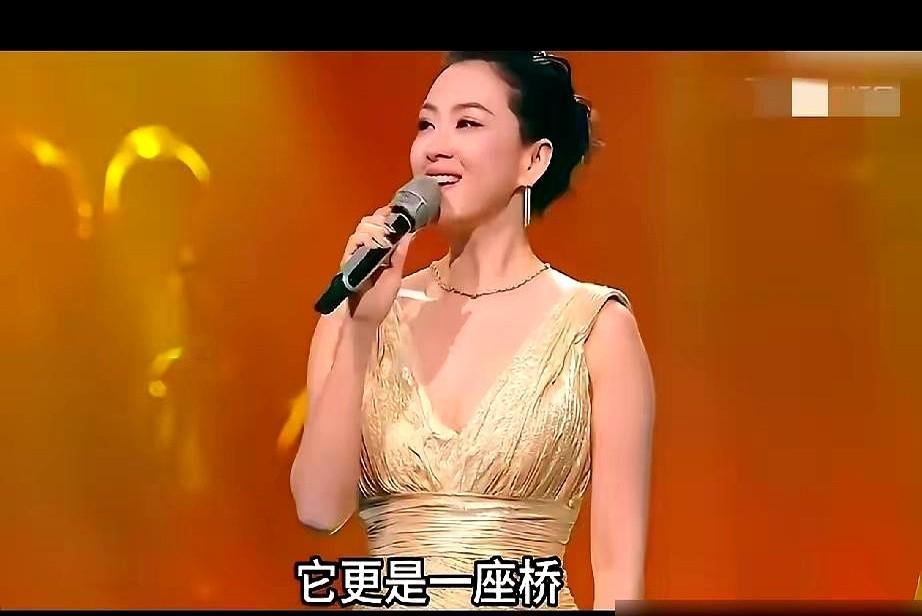 胖了二十斤？章子怡的脸，怎么突然“垮”了。

有人翻出她二十年前的照片对比，说“神颜”不再。镜头前她确实圆润了一圈，少了些锋利。

但圈内人透露，这不是放纵，是她为新戏里的市井角色，主动增的重。每天睡够、吃足蛋白质，科学地长肉。想起拍《夜宴》那会儿，她为上镜瘦到耳鸣，风大点都站不稳。

现在这种松弛