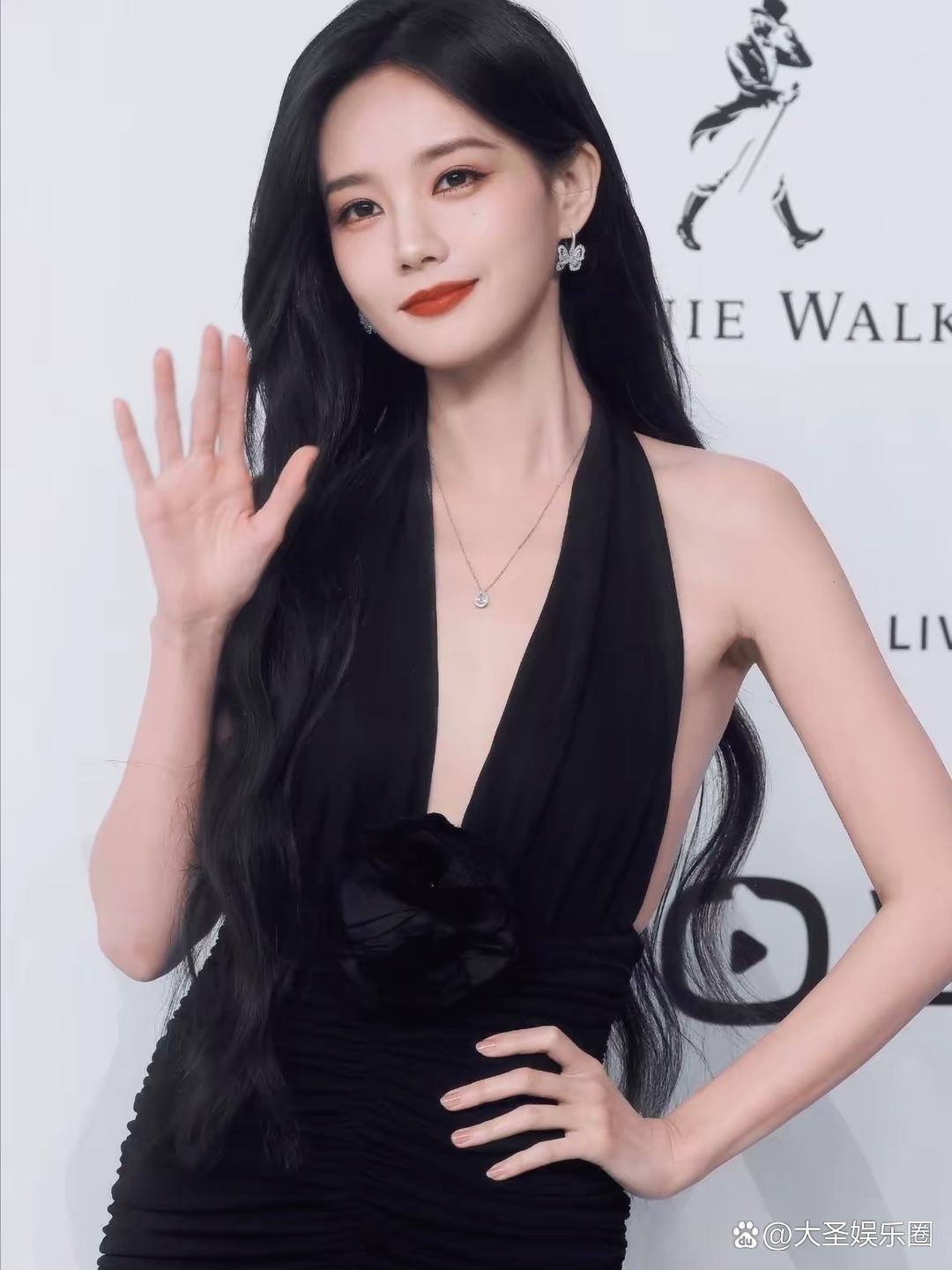 《美人余》这剧真是越往后越离谱。卢惠42岁，儿子21岁，那她21岁就生孩子了；狄立人47岁，也有个21岁的大儿子，可余梦相处5年居然一点都没察觉。
一边拼命立余梦“多聪明”的人设，真要聪明，早该看出破绽。结果呢，听卢惠一面之词，二话不说借30万，女儿直接打款，脑子跟剧情一样糊。
狄立人的儿子还 ​