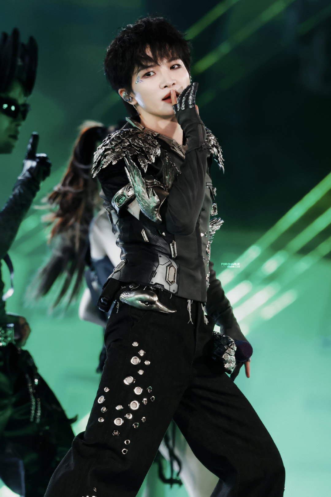 #周深[超话]#  

时间终淬出凛冽棱角。

20260912 台州 新衣服LOOK1
#周深2026深深的巡回演唱会# 
​