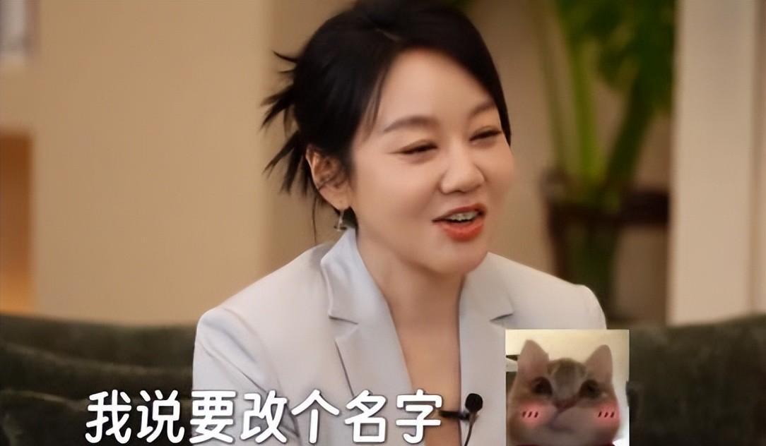 五十五岁闫妮近况引发关注，如今她常住西安老家悉心照顾九旬父母，谈及恋爱与感情生活时甚至比二十八岁女儿还要着急 ​