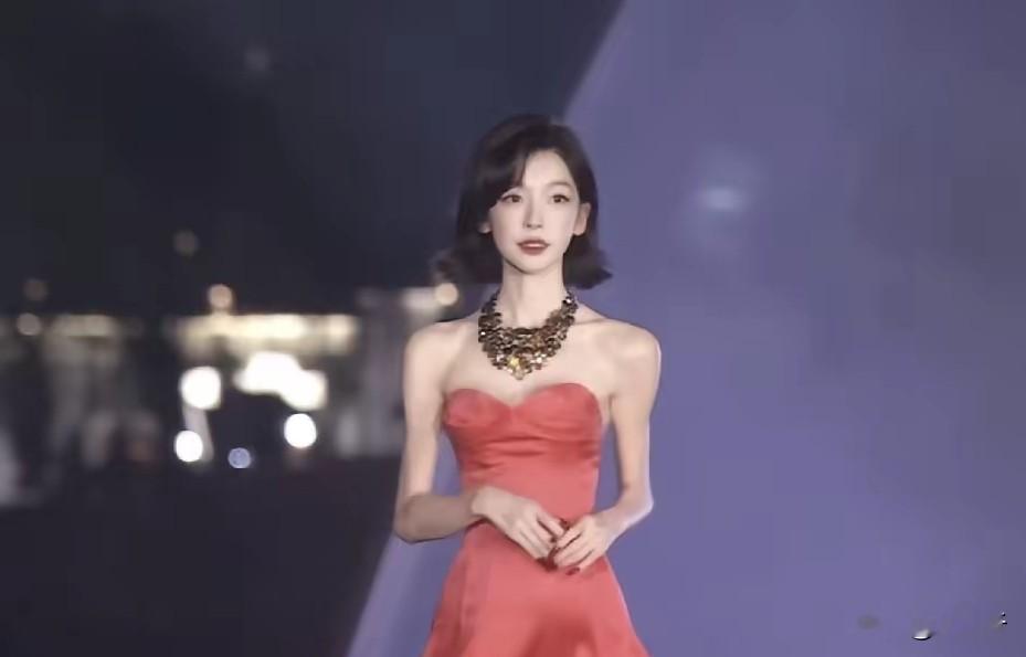 易梦玲劝粉丝别焦虑，自己却瘦成“地狱新娘”，这话从她嘴里说出来多少有点讽刺。

168cm，82斤，直角肩绷得发紫，锁骨锋利得像刀片。VOGUE红毯上她被网友喊“地狱新娘”，生图看得人心里发毛。可她直播里明明劝过粉丝：别学我，减肥不是必修课。

她的话未必是假的，只是她本人就是焦虑最诚实的标本。劝别