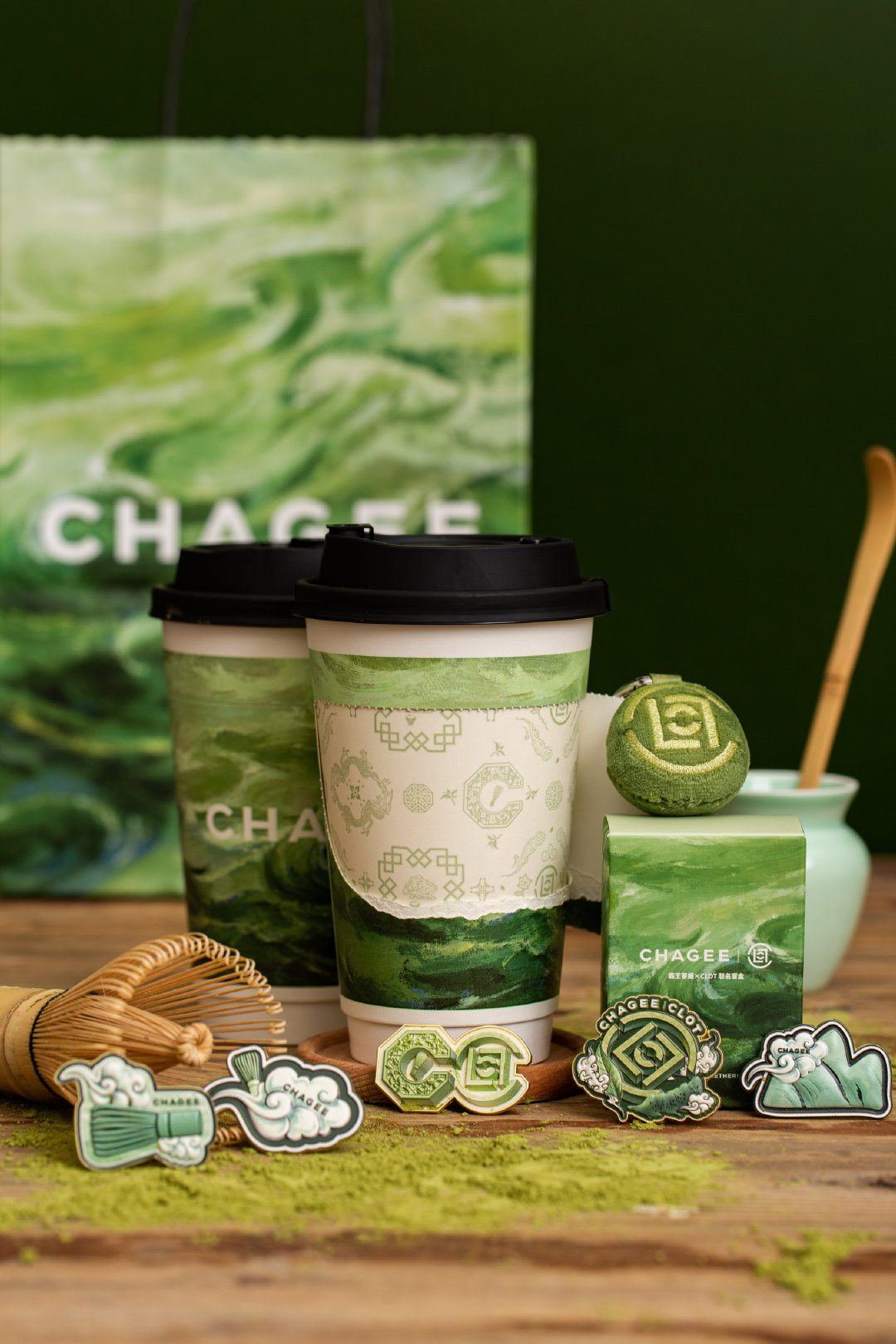 霸王茶姬携手由陈冠希主理的 CLOT 推出抹茶主题合作企划，并围绕三款全新抹茶饮品，进一步延伸出联名包装、限定周边及互动机制。

© CHAGEE ​
