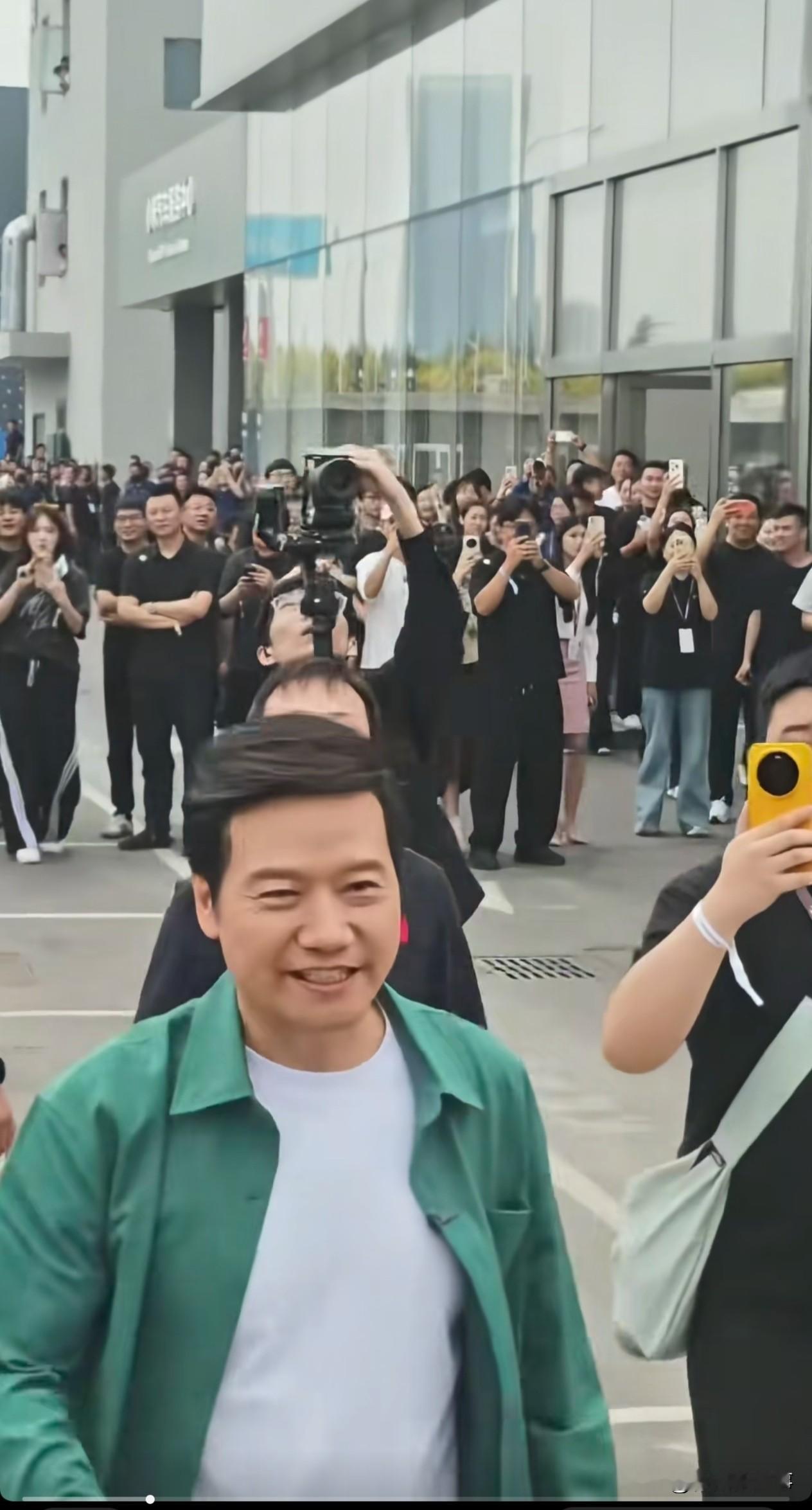 【雷军现身徐州！亲自为车主开车门，今晚还要看“苏超”？】

徐州的朋友们今天有福了！雷总不仅来了，还直接把排面拉满！

就在刚刚，雷军现身徐州小米汽车服务中心，为首批澎程车主交付新车。最让人没想到的是，这位千亿身价的大佬，竟然亲自走到车旁，微笑着为车主打开车门！这一举动，比任何广告都更有说服力，难怪