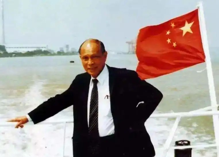 霍英东与李嘉诚，究竟谁才是真正的爱国商人？世纪悍匪张子强，在监狱里用一句话给出了答案，“李嘉诚的安保我研究过，霍英东的我没资格研究。”坐拥百亿身家，出行却从不带保镖的霍英东，为何连悍匪都绕道走？

在1984年12月19日，中英两国政府关于香港问题的联合声明在北京人民大会堂正式签署。霍英东就在现场见