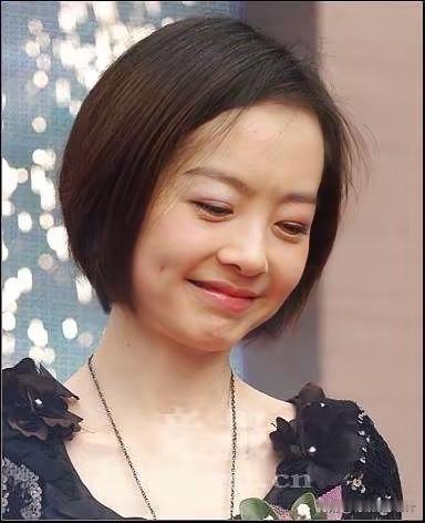 以前刷到鲁豫的采访片段，很多人都拿她的话术开玩笑，觉得她不太会采访。
直到看完章泽天的一段访谈，不少人才有不一样的感受，直呼鲁豫的访谈功底其实很强。

两个人的对话节奏差异很明显。章泽天的表达偏委婉，一段话讲完，观点比较发散。每个人的语言表达能力和习惯本就各不相同。

鲁豫做访谈多年，擅长接住嘉宾的