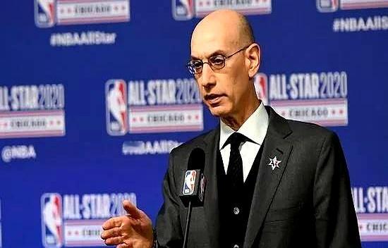 NBA球员看着光鲜，其实也是“空中飞人”打工人。    82场常规赛加...
