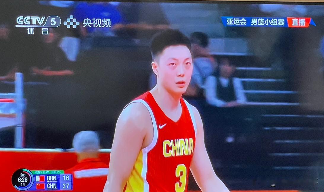 中国篮球队颜值担当：胡明轩、李悦洲明明可以靠颜值拉爆人气，却偏要以“球技”及为国而战的“精神”立足篮坛！
        在中国男篮阵容中，胡明轩与李悦洲是独树一帜的存在。二人身姿挺拔、气质干净，自带邻家小哥哥的温润质感，清爽纯粹的模样收获了庞大且忠实的球迷群体。
         明明坐拥出众颜值