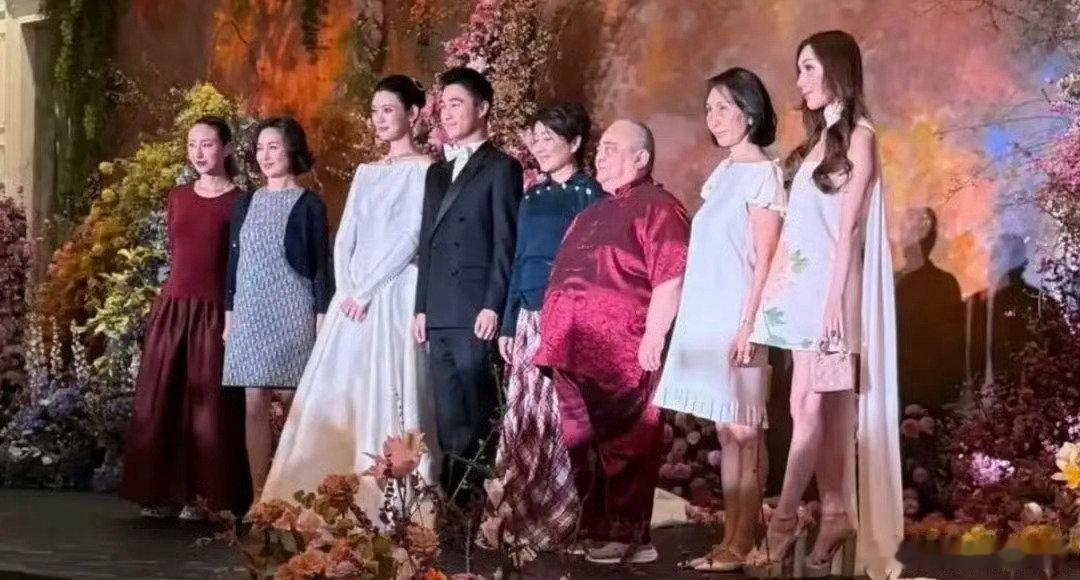 #何猷君奚梦瑶答谢宴家族合照#何猷君与奚梦瑶的澳门答谢宴上，最受关注的是各房代表罕见同框的家族大合照，这张合影被视为赌王家族关系缓和的重要信号。 ​