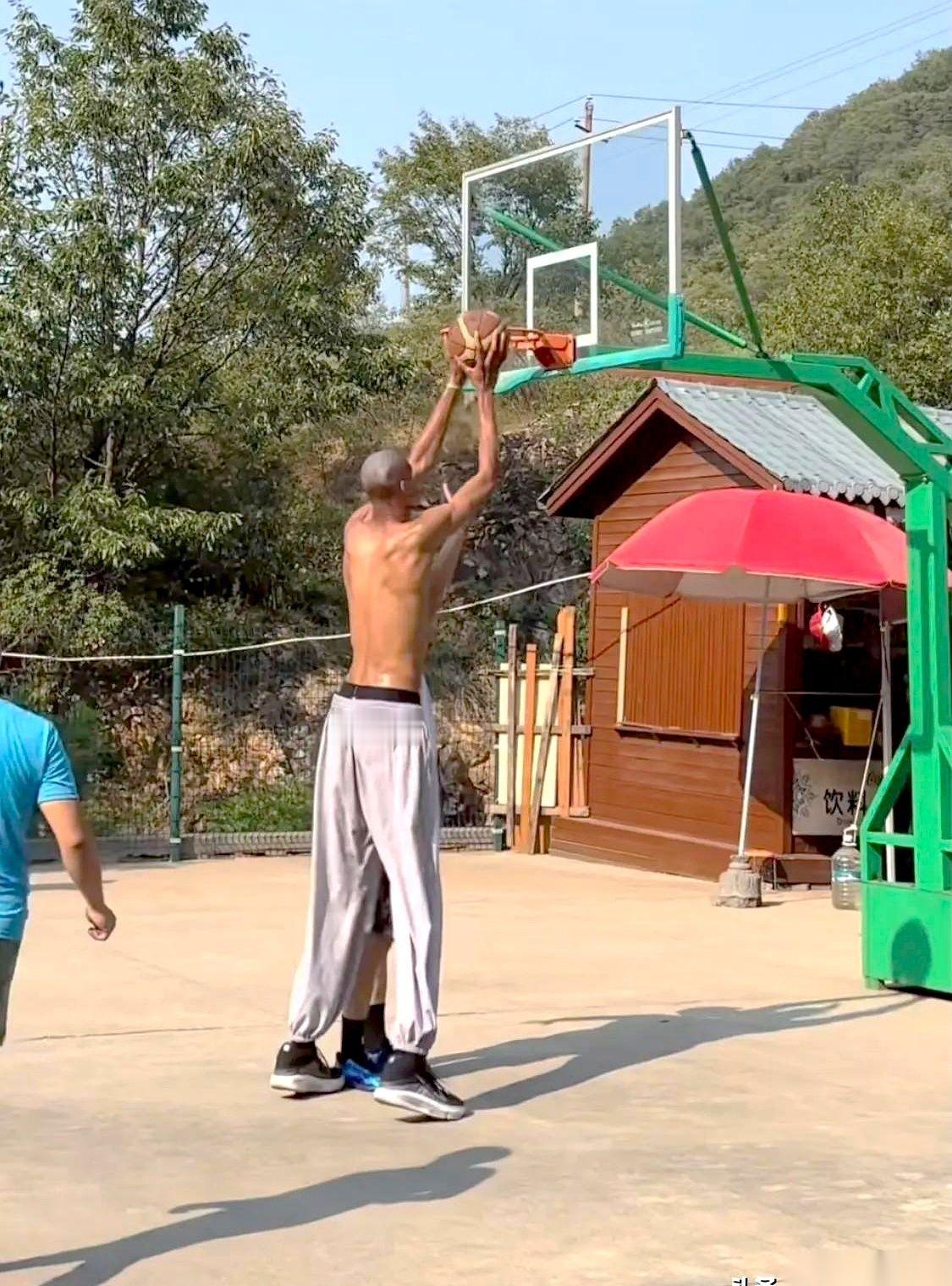 标准篮球筐的高度，是305厘米。 但文班亚马原地站着不动，手往上一伸...