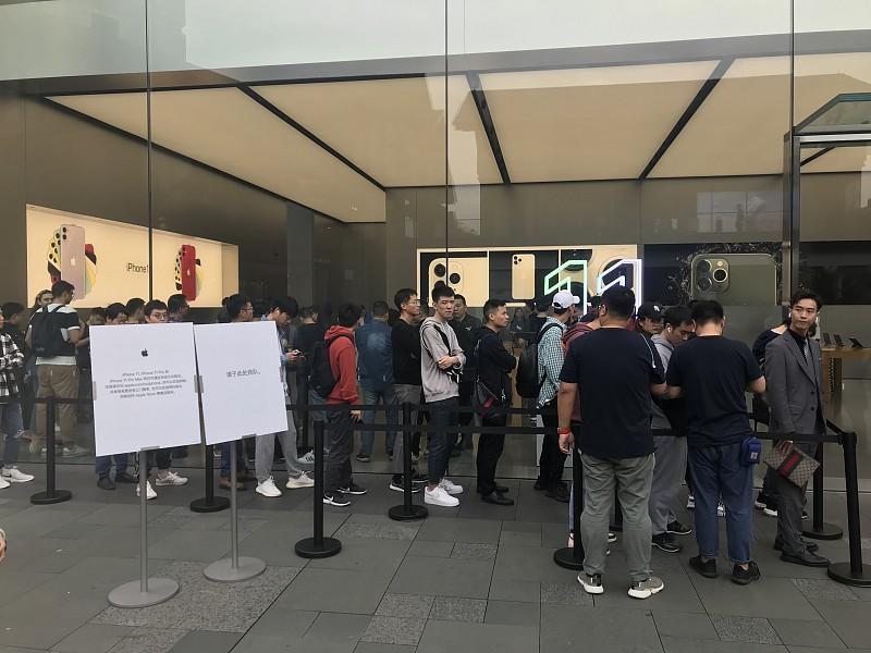 如果苹果 18出来了你会买吗 
说真的iPhone18出来我铁定不会冲。
今年首发的行情反差感直接拉满，往年Pro版首发加价500到1000都抢破头，现在黄牛集体收手根本不收Pro，线下门店Pro版到店就能直接提，反而是基础款热门配色要等，线上发货都排到10月中旬了。
手持16、17Pro的用户看了