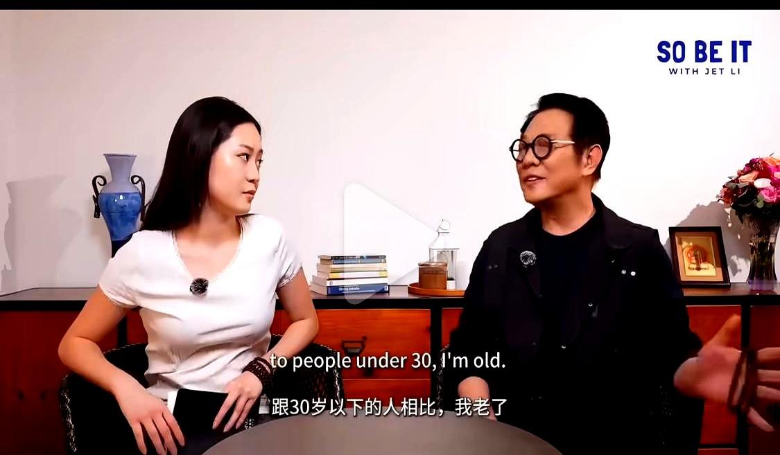 李连杰接受亲生女儿采访，镜头前两个黑头发黄皮肤的中国人，从头到尾一句汉语不说，硬是用全英文聊完了整场
 

最让人看不明白的，是女儿一口流利美式发音，李连杰自己英文却磕磕绊绊，有些地方甚至卡壳得难受，还得硬着头皮去接
 

当年靠中国功夫享誉天下，家喻户晓的功夫皇帝，到了自己闺女面前，亲父女沟通反而