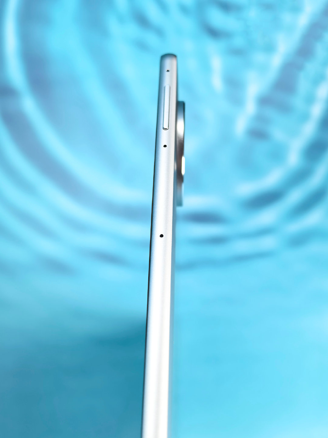 用了一阵华为 MatePad Edge✨，平板电脑模式随手切换挺丝滑，日常办公刷剧都顺手🖥️。屏幕看着舒服，鸿蒙双生态的体验有点东西，二合一品类里算用着很顺心的一款😊 ​