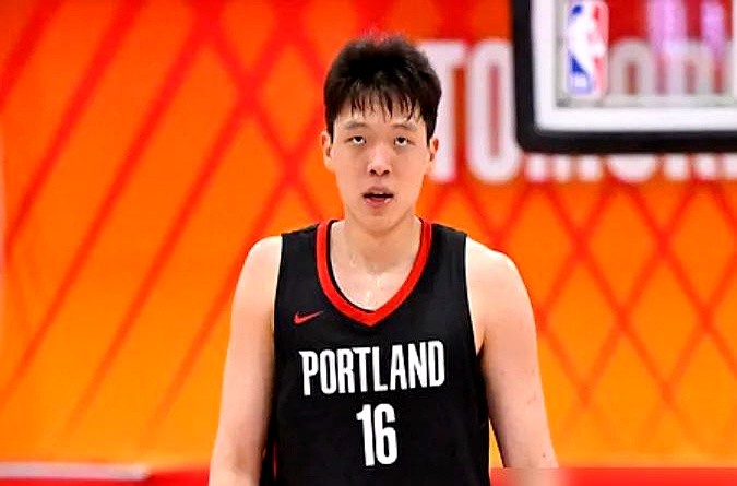 16投1中，一半出手全飘在外线。这数据直接看傻了美国球探。

在开拓者训练营里，杨瀚森的顺位掉到了第五。当地媒体在播客里直接揭短：动作慢，还在疯狂浪投。三分命中率跌到11.9%，却硬要拉到外线去拼准度。

明明篮下转身勾手是一绝，手感柔和得能直接拿分，非得扔掉武器去干自己最不擅长的活儿。内线都没靠身