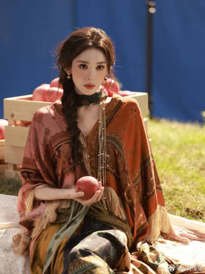 #娜扎伊甸园在逃神女#没想到娜扎和农场田园风居然这么适配来的！好爱她这套浪漫主义风格的伊甸园ootd诶：焦糖色复古大斗篷一整个秋天的氛围感拉满，微卷编发和小雀斑更是萌的像精灵，另外最喜欢的就是这个红苹果的布景，真的让人一秒联想到伊甸园拿着苹果的夏娃……这个娜扎也太有故事感了吧！ ​