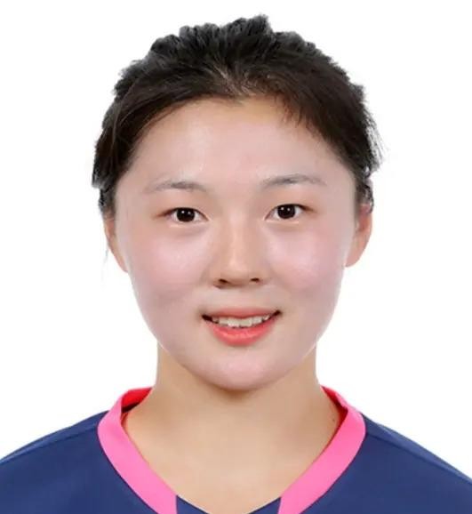 中国女足跟越南那场加时赛，出了个挺离谱的事。孙方欣把张睿换下来，教练组压根没跟第四官员递申请，人就直接上了。她在场上踢了快二十分钟，王霜进球之后裁判才反应过来，跑过去跟第四官员对质，转播里能听见原话：“你们没提交换人申请，对吧？”然后给了孙方欣一张黄牌，球员自己都懵了。
按规矩换人必须提前报备、裁判