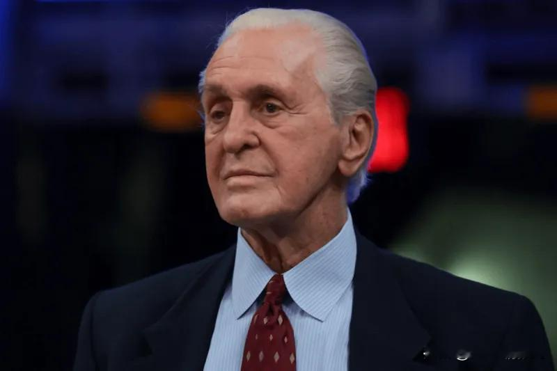 80岁的莱利站在发布会上，扔出三句话：不会退休，不会辞职，不会让位。 ...