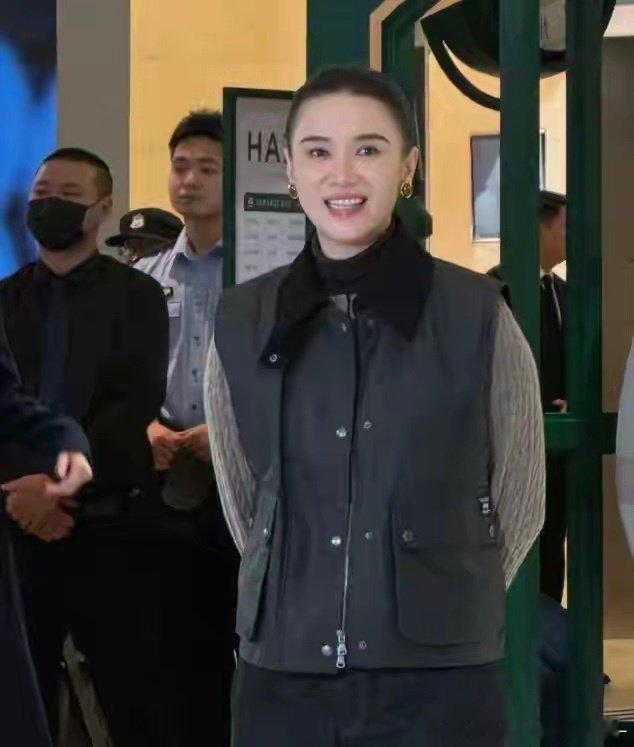 宋佳合肥活动生图出圈，不刻意追求纤瘦，舒展松弛的状态自带韵味。好看从来不止一种模样。 ​