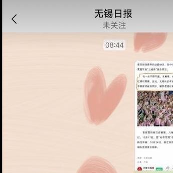 一句“动作要干净”直接点燃两座城市的怒火，赛前文案翻车翻成这样，在苏超赛场上还真是头一回见。
原本想借着官方口吻敲打敲打客队，结果泰州球迷一眼看破，评论区连夜沦陷。眼看压不住舆论，无锡媒体又火速改成了“苏超一家人场上见真章”，可覆水难收，这时候再来立和气人设，多少有点滑稽。
首回合的梁子早就结下