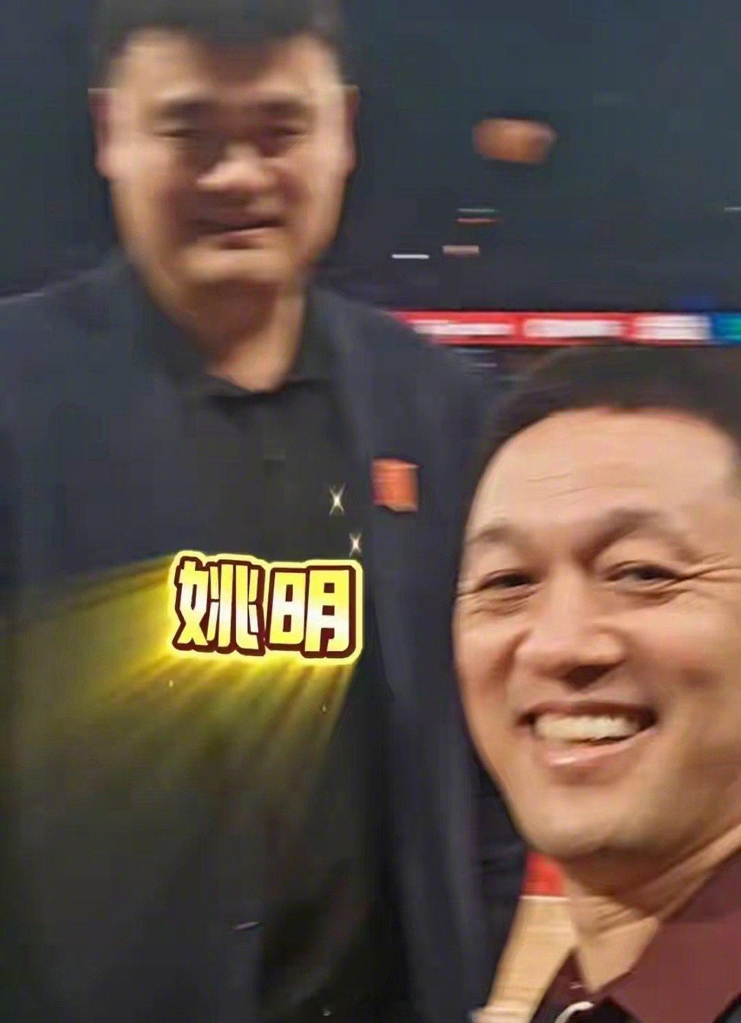 蔚来李斌夫妇现身澳门看球，观众席自拍笑容灿烂，夫妻相十足。 ​