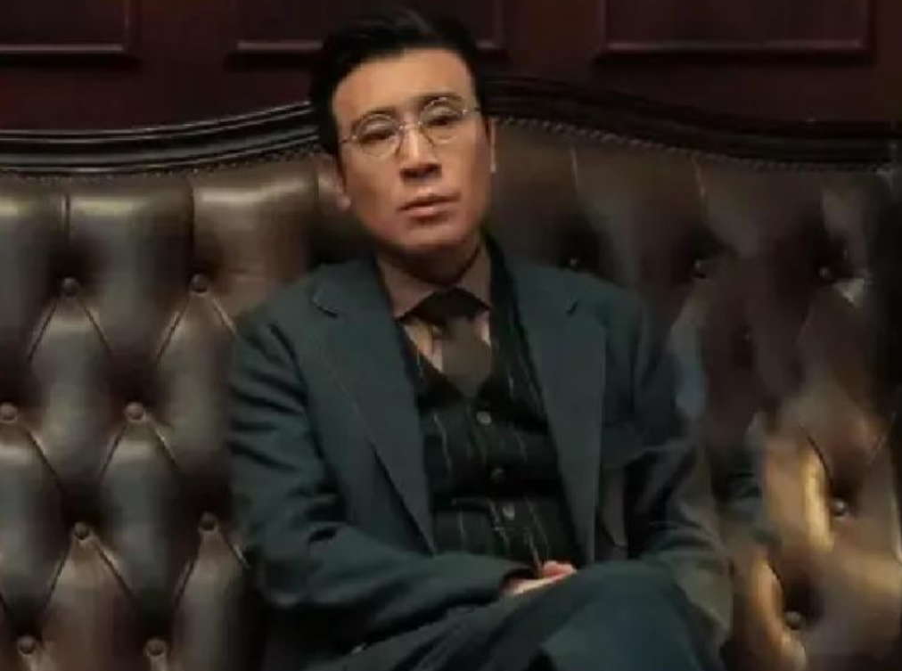一次，李雪健在接受采访时，突然提及曾合作过的演员于和伟，直言不讳地指出：“这人骨子里坏得很，适合演阴险的角色。”

主要信源：（金羊网——于和伟获评“一级演员”难掩激动：恭喜于老师！

2026年春天，北京电影节颁奖现场，于和伟穿着袖口磨毛的深灰色衬衫走上领奖台，手里捧着天坛奖奖杯，手指微颤。

镜