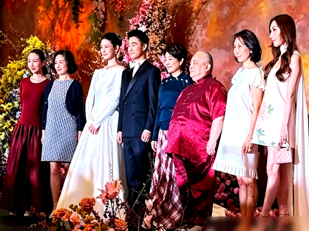 赌王家最不可能同框的几个人，昨晚全坐在了一张桌子上。
何超琼、何超雄、何超云，大房二房三房全来了。就为喝何猷君这杯答谢酒。
现场何厚铧坐前排，四太梁安琪台上放话：感恩儿子遇到善良优秀的小明。奚梦瑶站在旁边，几度哽咽，说何猷君像一束最温暖的光。
何猷君自己倒先拿身高开涮：我明明矮人家半个头，还要