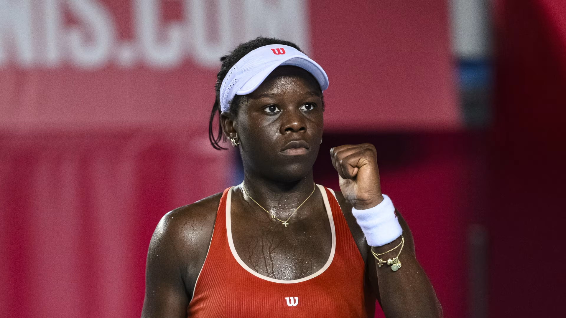 19岁加拿大网球新星维多利亚·姆博科在香港网球公开赛中晋级半决赛。她在...