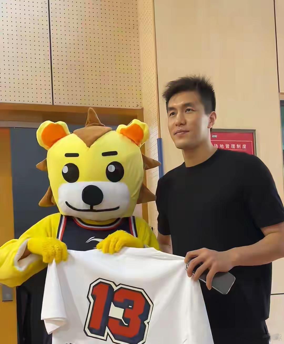 7月31日，广州龙狮篮球俱乐部正式宣布：经双方友好协商并达成一致，郭艾...