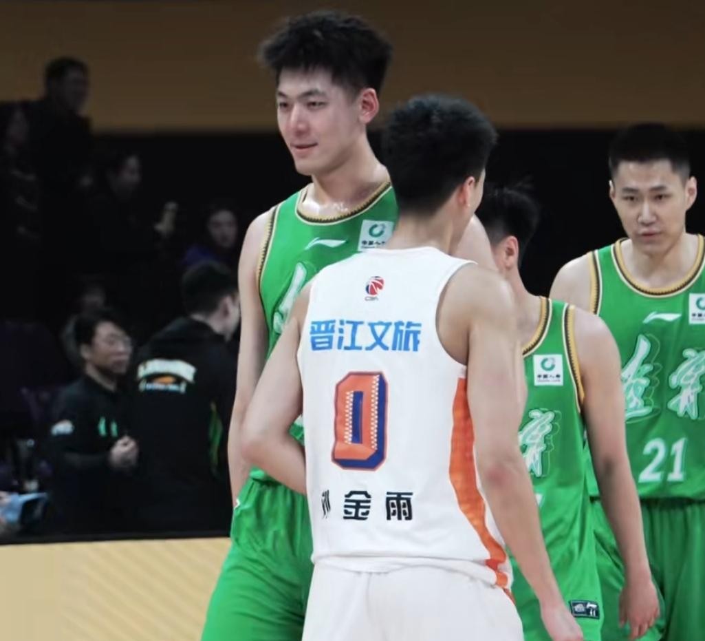 今晚19点35分这声哨子一吹响，辽宁男篮到底能不能把五连胜揣进兜里，谁都不敢打保票。
客场打广厦，从来就不是能舒舒服服过关的局。
广厦在自家地盘上的攻防压迫感极强，孙铭徽和胡金秋的内外连线早已经磨出了肌肉记忆。胡金秋在内线的终结效率摆在那，孙铭徽发起进攻又快又贼，外援一旦手感投开，瞬间就能把场子