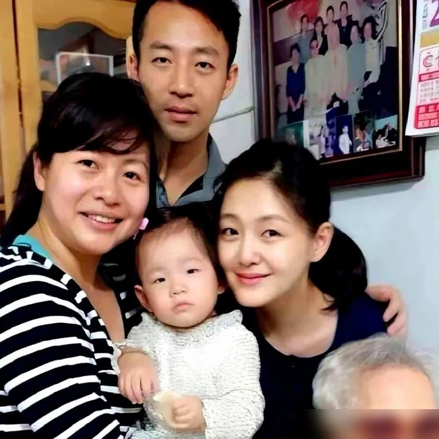当年大小S能红，是因为大姐死活不肯出道。
徐熙娴年轻时颜值最高，但性格内向，小S亲口说她是怕红才躲开。机会这才砸到两个妹妹头上。如今多少人在名利场撕破脸抢一个镜头，她当年却主动把入场券扔了。
最近日本箱根，有人偶遇她和小S带家人休息。镜头里大姐满头白发，神色疲惫，大S刚走，她跟着跑前跑后，整个人