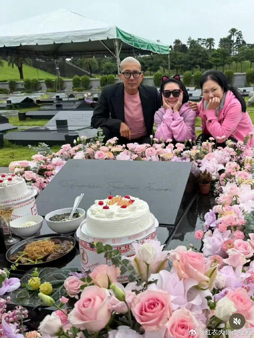 #小S与S妈具俊晔去墓地为大S庆冥诞#要是汪小菲也在，剧情就精彩了。 ​