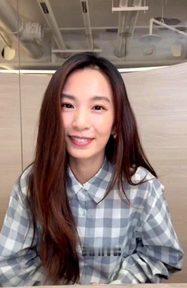 当红女歌手在直播间被起哄“解开扣子看看”，换作一般人早就当场黑脸或者装没看见了。
田馥甄倒好，扫了眼弹幕不仅没恼，反手就笑着砸回去一句：
“刷跑车火箭，脱到肚脐眼。”
这话一出，评论区直接炸锅。
有人佩服她脑子转得飞快，用玩笑把下流话给硬生生怼了回去；也有人皱起眉头，觉得堂堂金曲歌后接这种荤