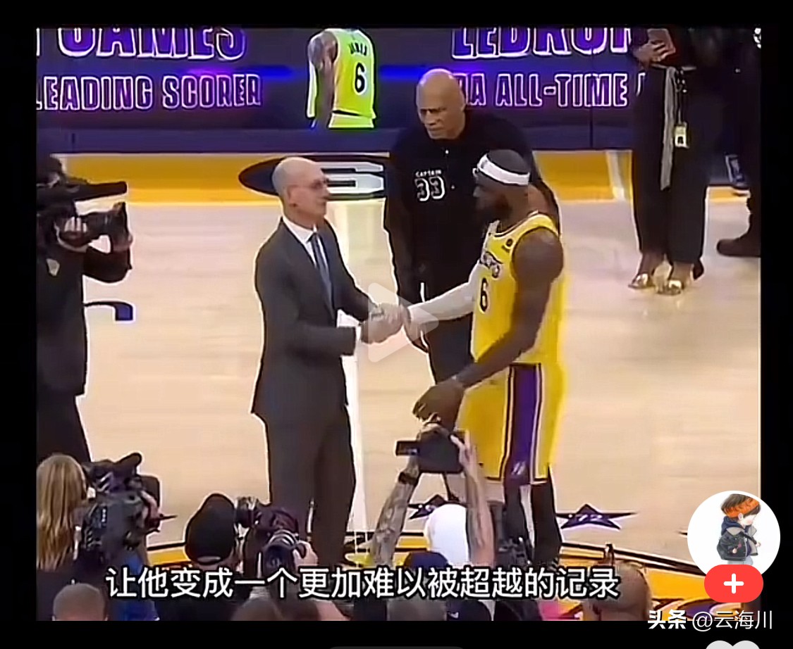 放弃吧！NBA历史总得分王就是詹姆斯，而且这个记录后无来者
詹姆斯的常规赛总得分已经来到了43440分，这个记录想要有人来破几乎是不可能的了，贾巴尔的38387分已经保持了39年，而詹姆斯直接把记录给提高了5053分，而且詹姆斯还没有退役，这个记录还在继续，传奇还在继续。
新的赛季让我们拭目以待。见