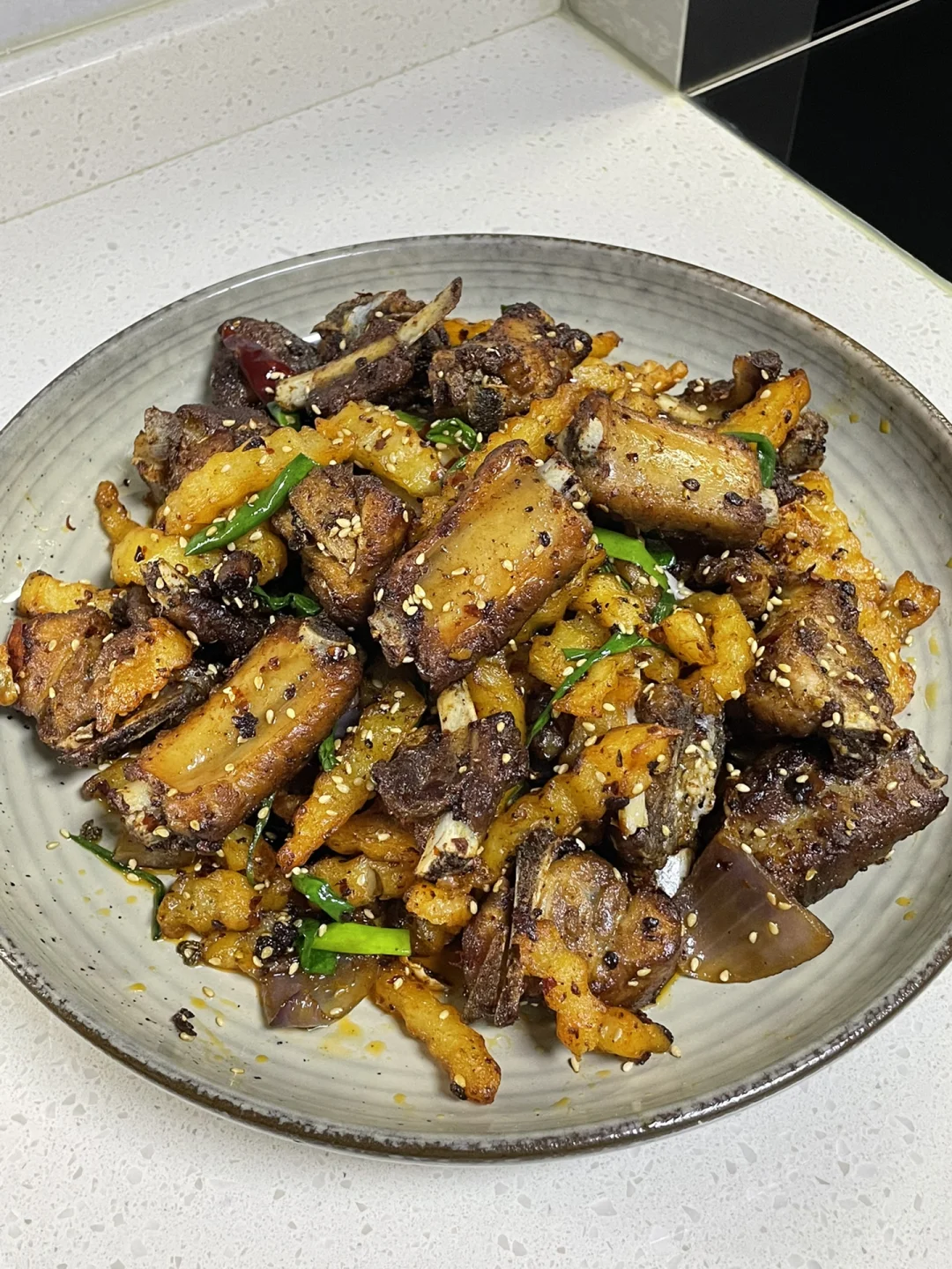 椒香麻辣，外酥内嫩的干锅排骨，太解馋了🤤