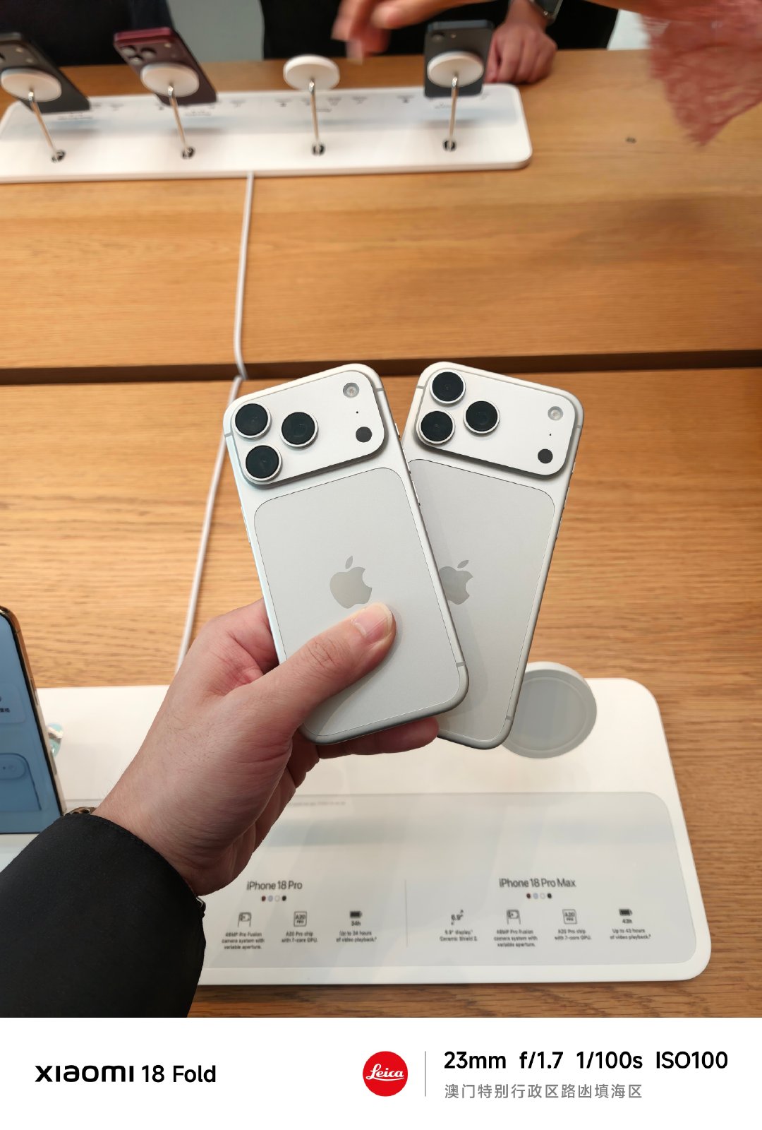 澳门的App Store门口黄牛都在排Pro Max
iPhone 18 Pro敞开卖…
256GB版本10799澳门币，折合人民币8900多
心动了怎么办？朋友们选哪个颜色  ​