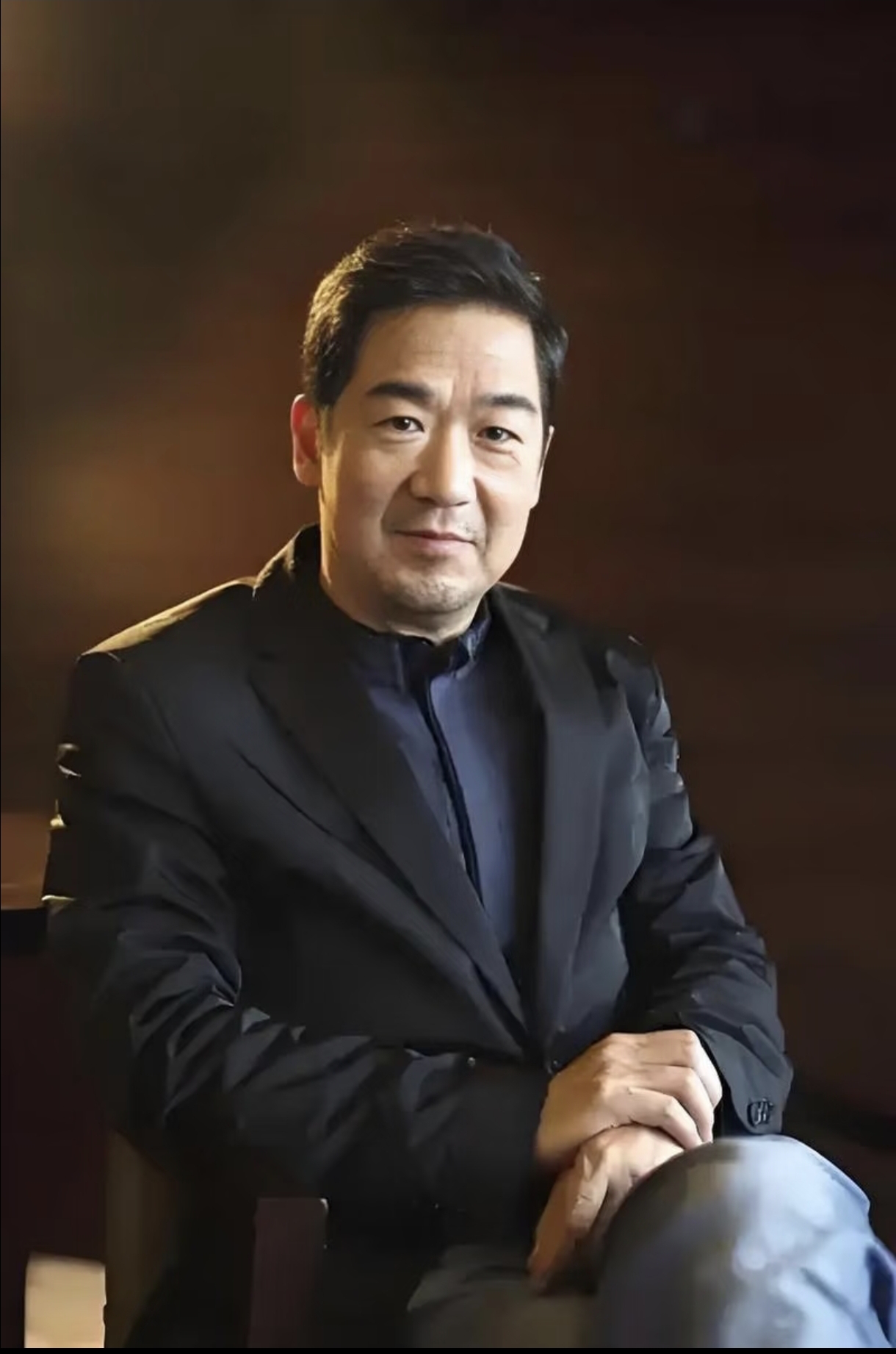 张国立说：子女成家之后，父母就不要再插手小家庭的事
 
说起张国立，中年人几乎无人不晓，当年《康熙微服私访记》火遍大江南北，这么多年影视剧不断，是大家都熟悉的老戏骨。
 
一次访谈当中聊到婆媳、两代人相处，张国立说出一句很现实，争议不小的话：
孩子结婚成家，就等于独立门户了，长辈最好别插手小两口过日
