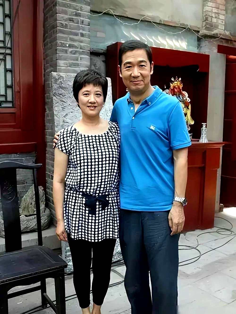都说娱乐圈离婚撕得难看，可看张国立每个月雷打不动打给前妻罗秀春的那笔抚养费，几十年没断过，但硬是一分钱也没涨过，这事儿仔细琢磨挺有意思的
 

如今罗秀春都已经67岁了
 

想当初在铁路文工团，人家是端铁饭碗的正式演员，愣是没嫌弃还是个跑龙套临时工的穷小子张国立。
 

两人1982年成家生下张默
