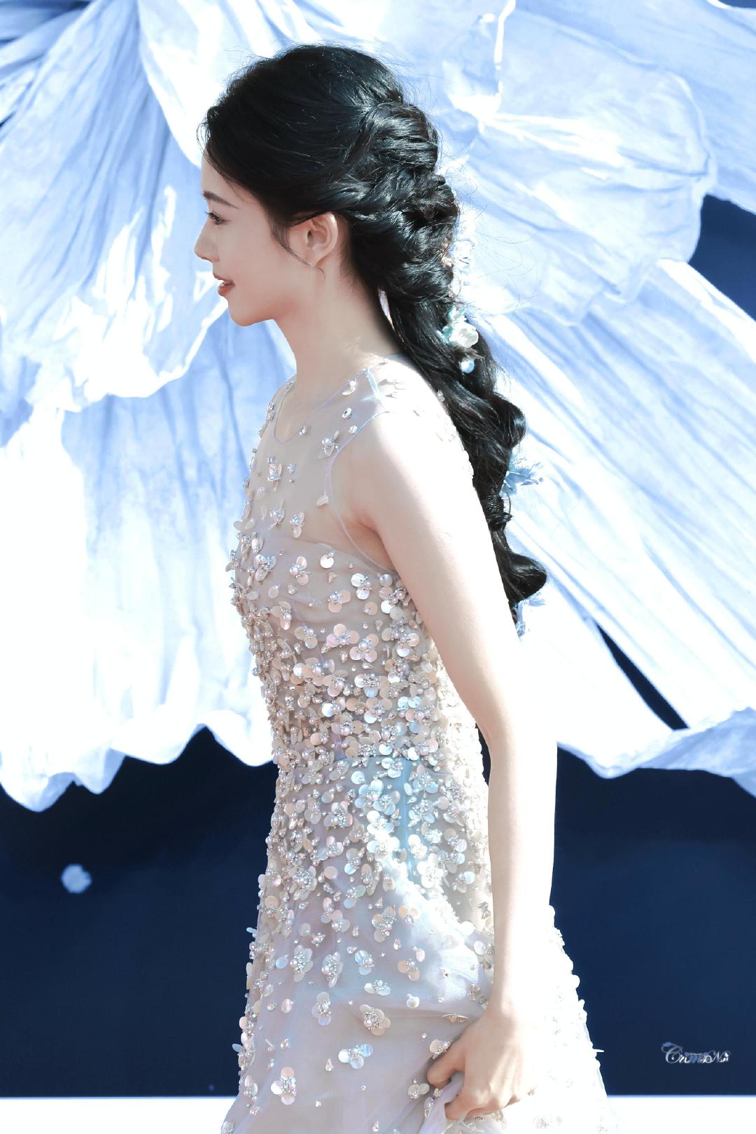 #刘浩存[超话]#  花仙子下凡🧚‍♀️
CMG中国电影盛典 ​