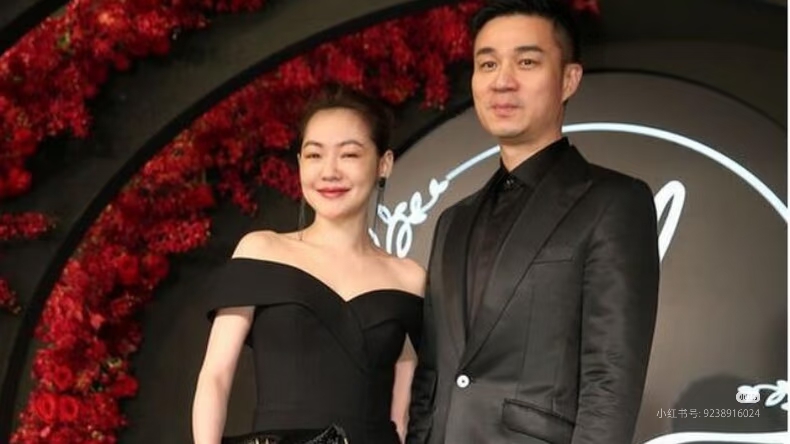 小S和丈夫陪着徐妈妈赴香港出游，一家子在香港K11慢悠悠闲逛！
路人拍下的画面里，徐妈妈穿搭十分新潮，气色看着格外好，小S在一旁挽着母亲的手臂，两人边走边闲聊，丈夫跟在身后提着包，活脱脱一个&34;工具人&34;。
说实在的，瞧见这一幕着实让人感慨。早前大S的事闹得满城风雨，一家子被推到舆论的风口浪尖，各类揣测