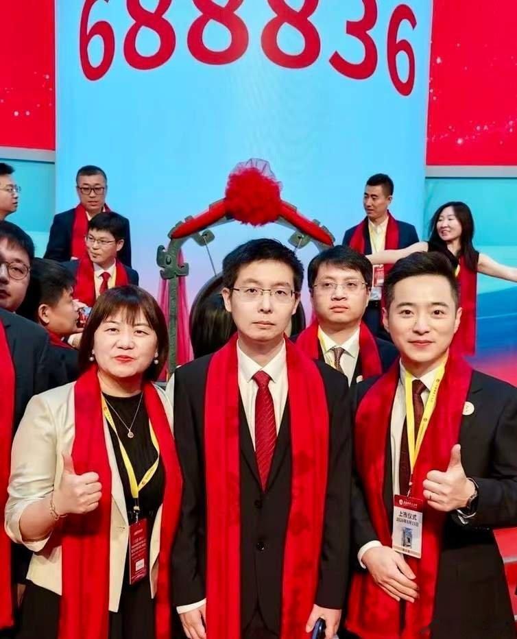 宇树科技上市，市值高达五千亿。为什么宇树科技创始人王兴兴全程不高兴？网络上许多人都注意到这细节。
我替王总说句他想说的话：这世界太疯狂，是要把我放火上烤啊。
全年营收才几个亿，正常情况市值有一两百亿就不错了。问题在哪？近乎疯狂的乐观。以为机器人全面商业化近在眼前。
而王兴兴是个企业 ​