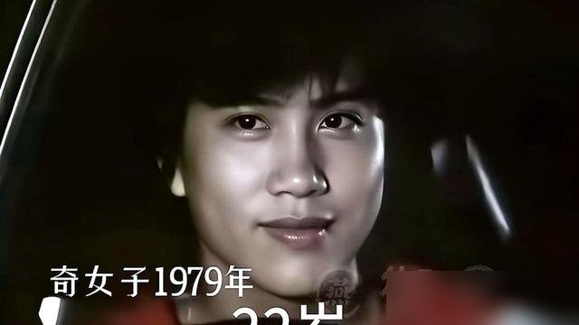 万梓良在片场把周润发逼到墙角，发哥后背全是汗，导演没喊卡，谁都不敢动。
那是87年《江湖情》，万梓良演反派，眼珠子一瞪，青筋暴起，台词像刀片一样往外甩。周润发后来回忆，那场戏他根本不用演，是被万梓良的气场压着本能往后退。
一个放，一个收，成就了影史最狠的对峙戏。
如今68岁的万梓良定居长沙，糖