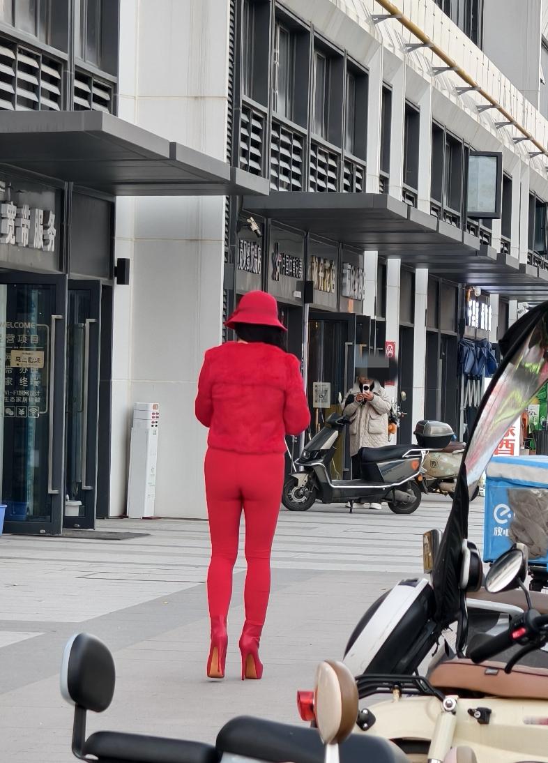 这背影也太好看了吧？ 哎呦喂！这线条美的呀！有没有想看正脸的。一路飘红...