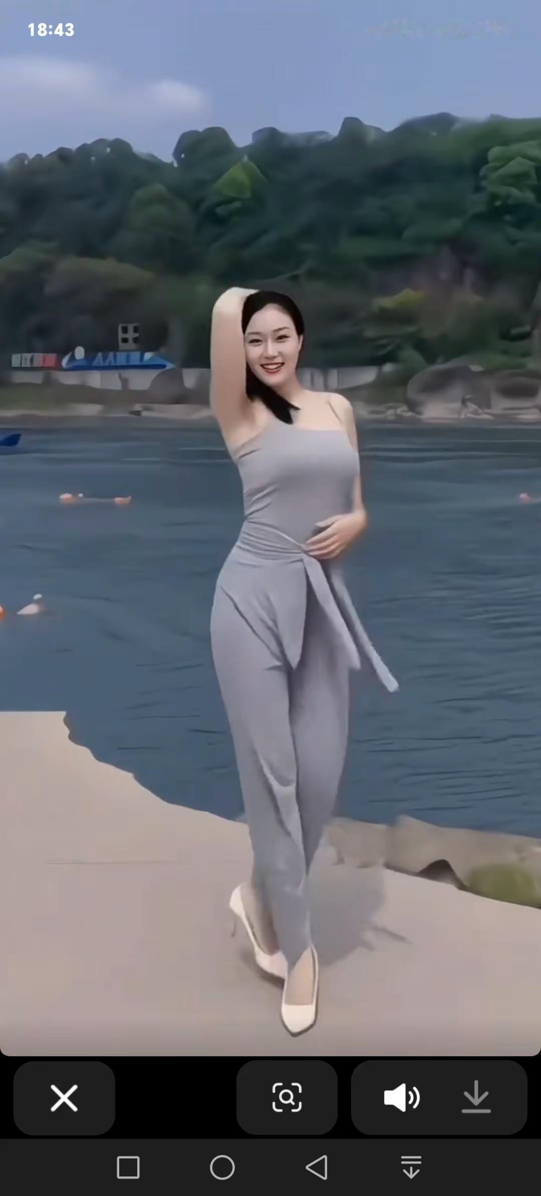 <p>街拍小姐姐穿搭秀 海边拍照 <!--{img:0}--><!--...